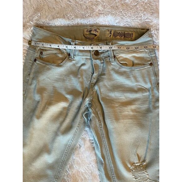 Indigo Rein SZ 5 Woman’s Jr Light Wash Factory Faded/Distressed Denim Jeans - Picture 6 of 10